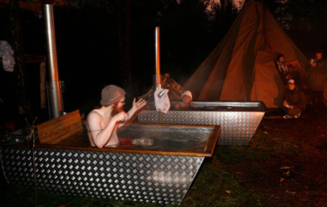 “Vedeldat Badkar” is Swedish for Hikki’s Awe-Inspiring Outdoor Bathtub