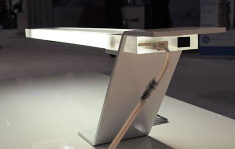 Canitlevered Steel Meets Transparent Acrylic in Buungi’s Task Light