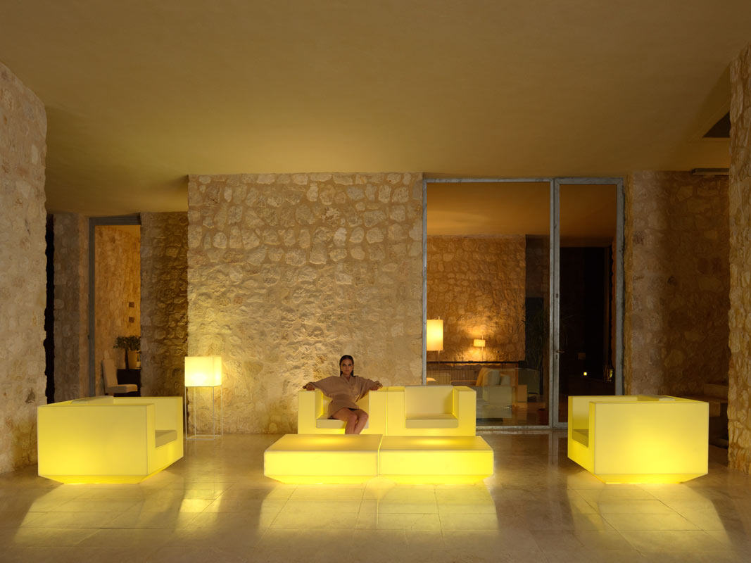 design-outdoor- light-up-furniture-sofa-clubchair-coffeetable-vela-ramonestve-vondom (1)