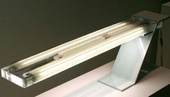 Canitlevered Steel Meets Transparent Acrylic in Buungi’s Task Light