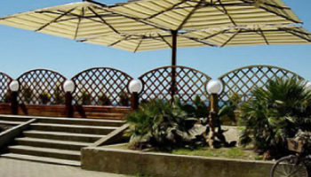 The Quadrifolio Centrepost Parasol by SHADEmakers