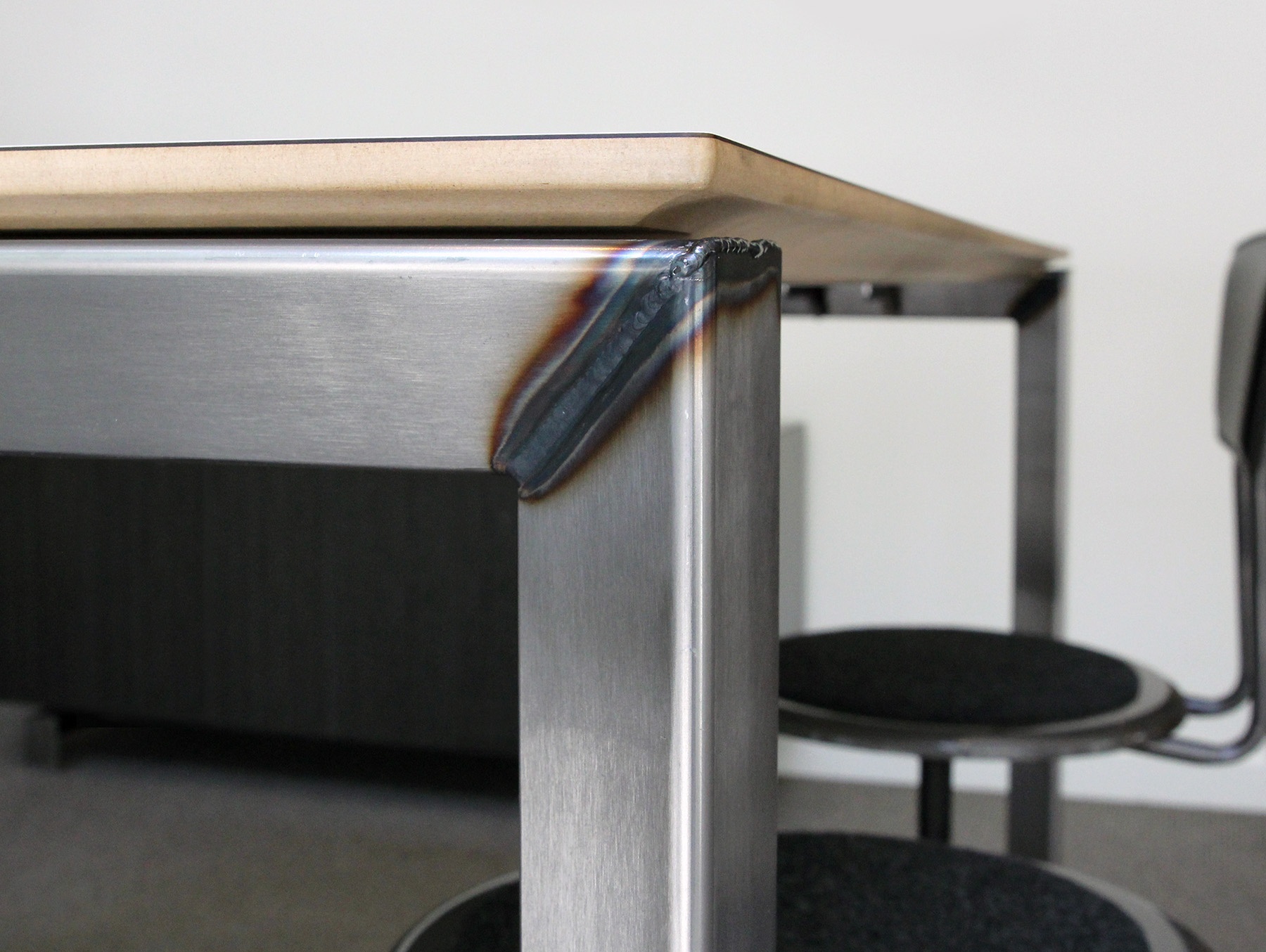 Miro is a Slim, Sleek Desking Solution