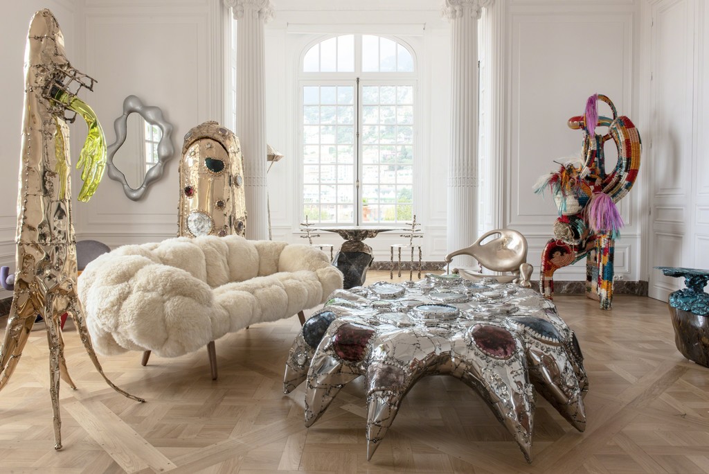 Backbend Starfish coffee table in room with white sofa