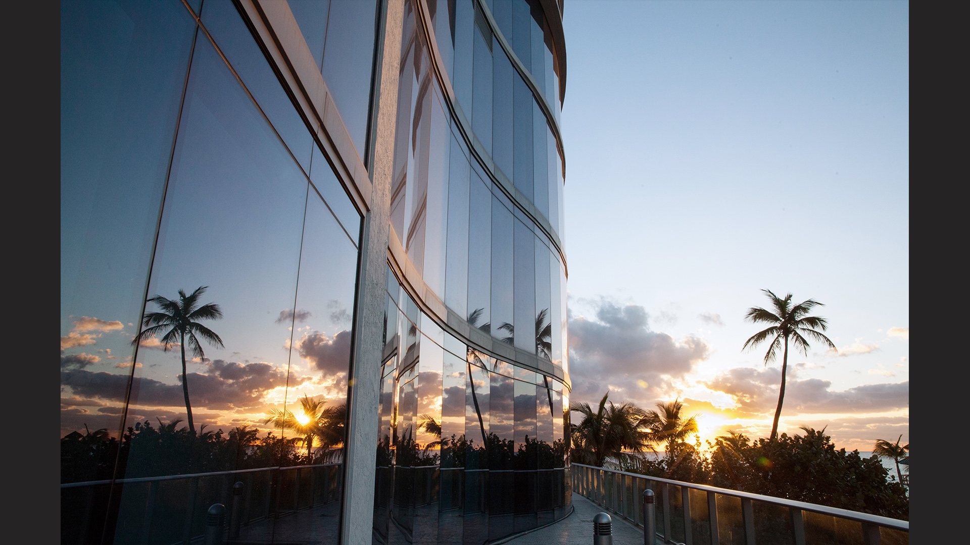 Kobi Karp Architecture Chateau Beach hotel side view of glass facade