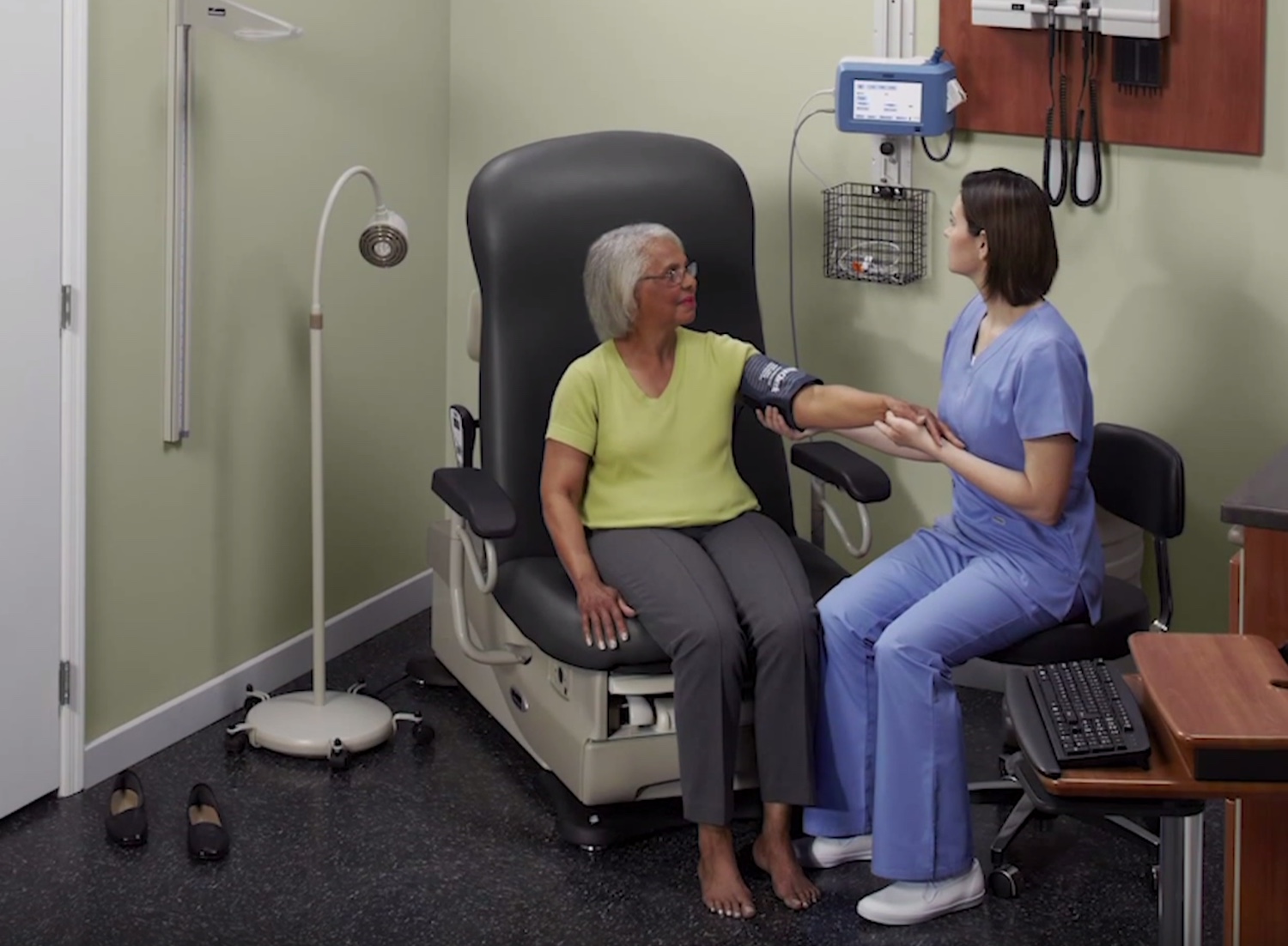 Midmark's IQvitals Nurse and Patient taking blood pressure