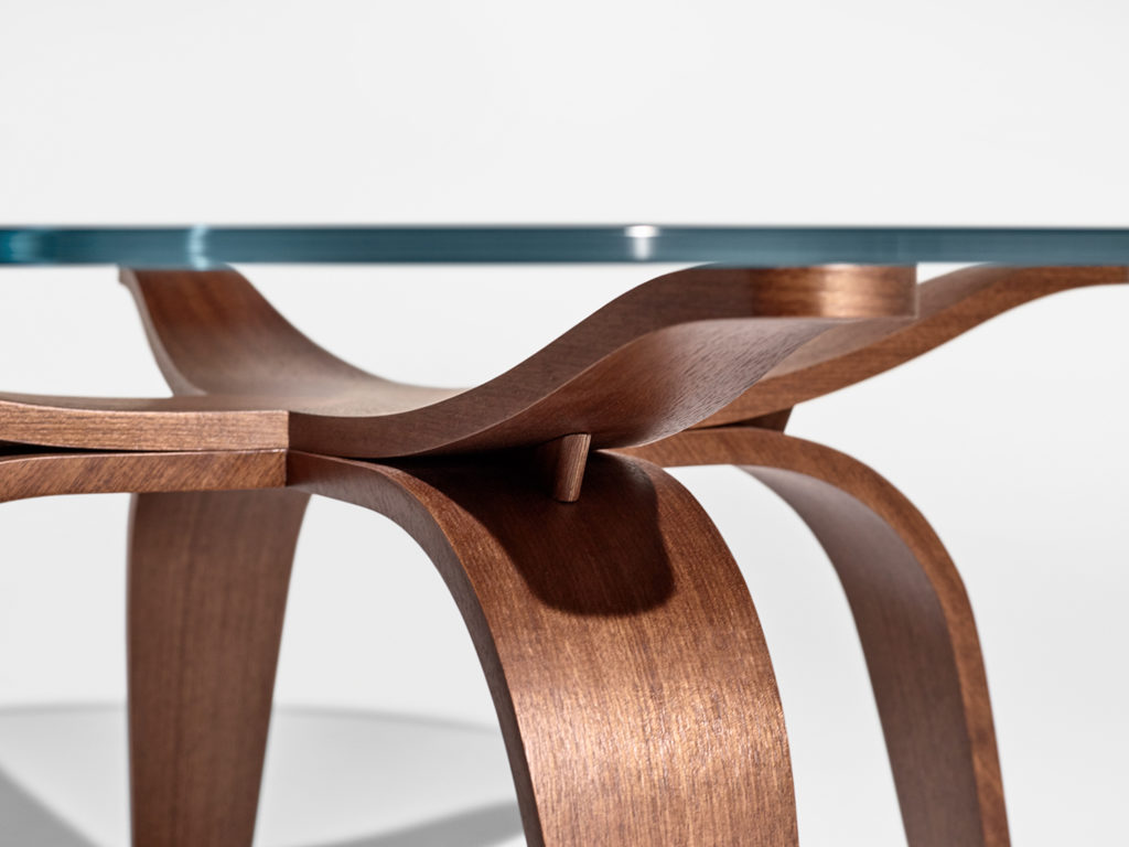 Nucraft Alev X table brown legs detail