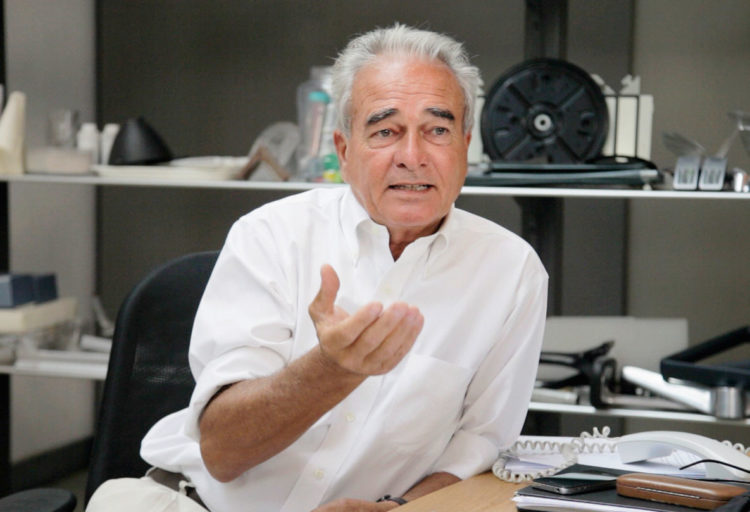 Alberto Meda smiling and gesturing