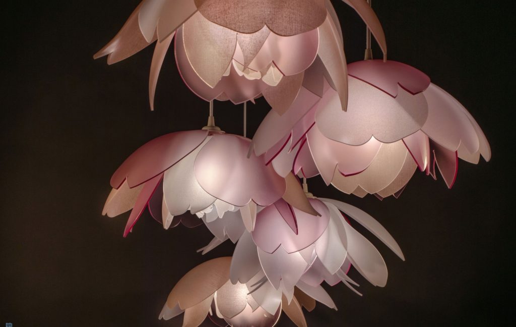 LightArt Botanical Pendant Chartreuse Blossom with white center and reddish-pink leaves