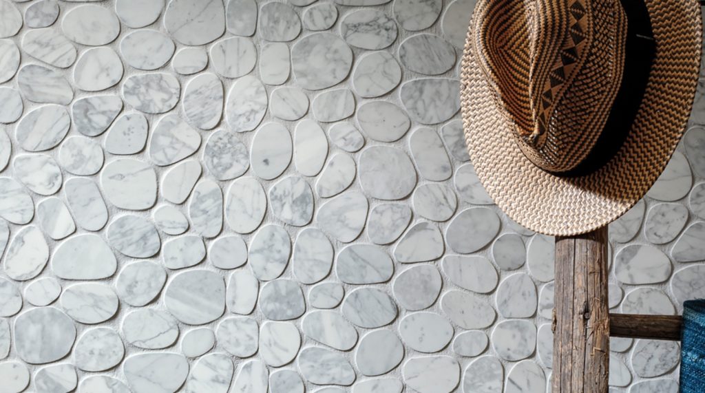 Ambiente Spindrift Marble Carrara on wall with hat on coat rack in foreground