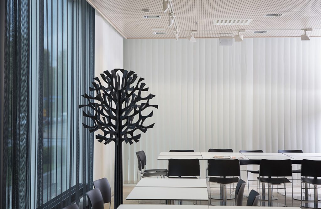 Unika Vaev Lovi Acoustic Trees deciduous black in room with lots of work tables