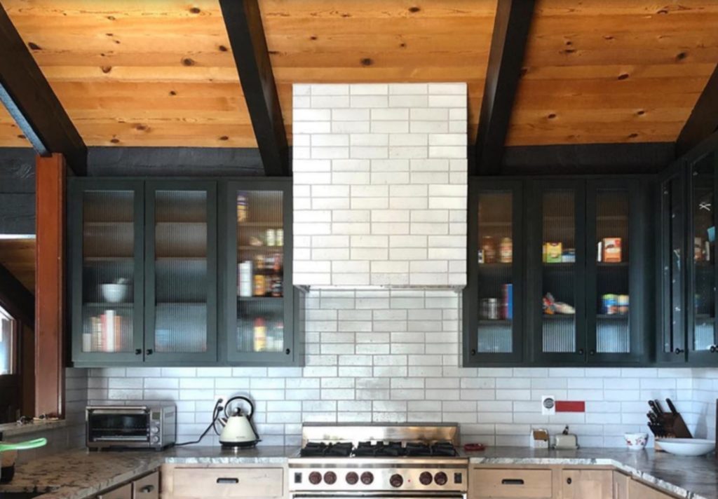 Noz Nozawa Fireclay Tile brick style white in kitchen