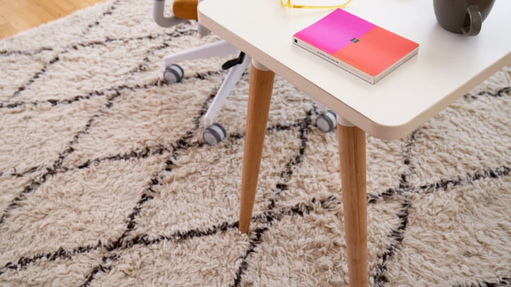 SitOnIt Reya Desk detail white top wooden legs