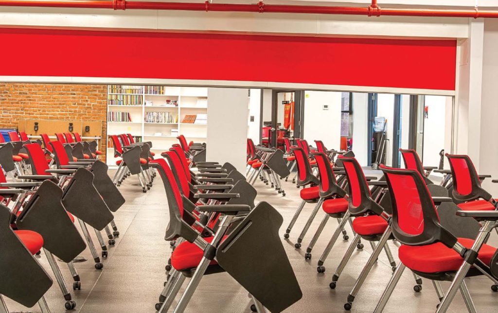 Tudelü UP in large meeting room red wall