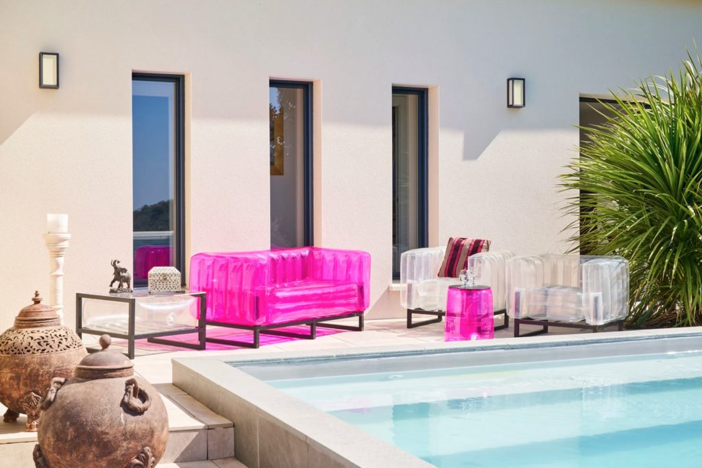 YOMI EKO daring seating fuschia and transparent several pieces near pool