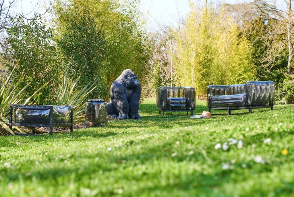 YOMI EKO daring seating smoke several pieces with statue of gorilla