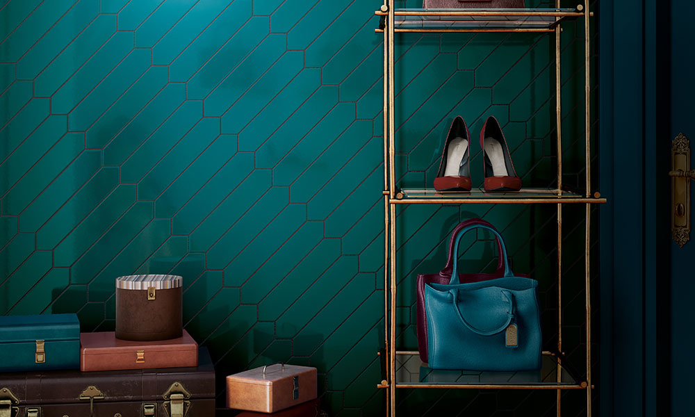 Arrow tile blue canard in diagonal in bedroom 