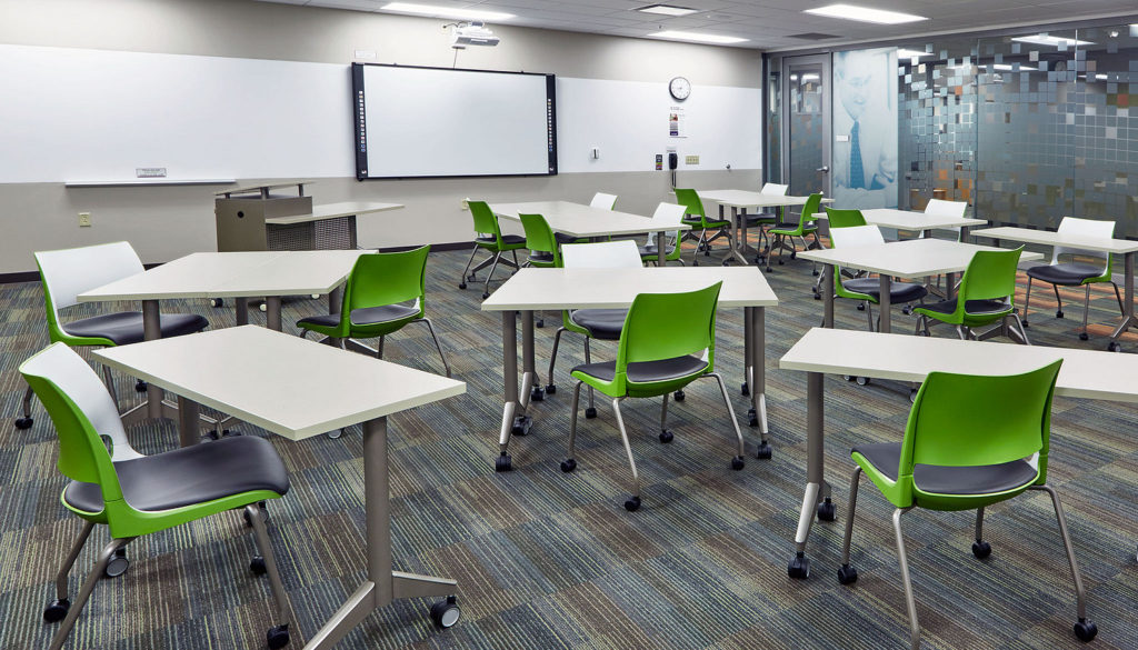 KI NeoCon Pirouette tabels white with green chairs in conference room