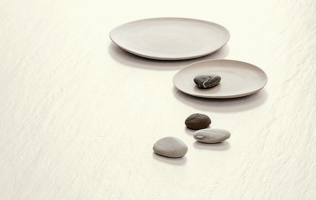 Ardesia a Spacco bianca detail with plates and stones