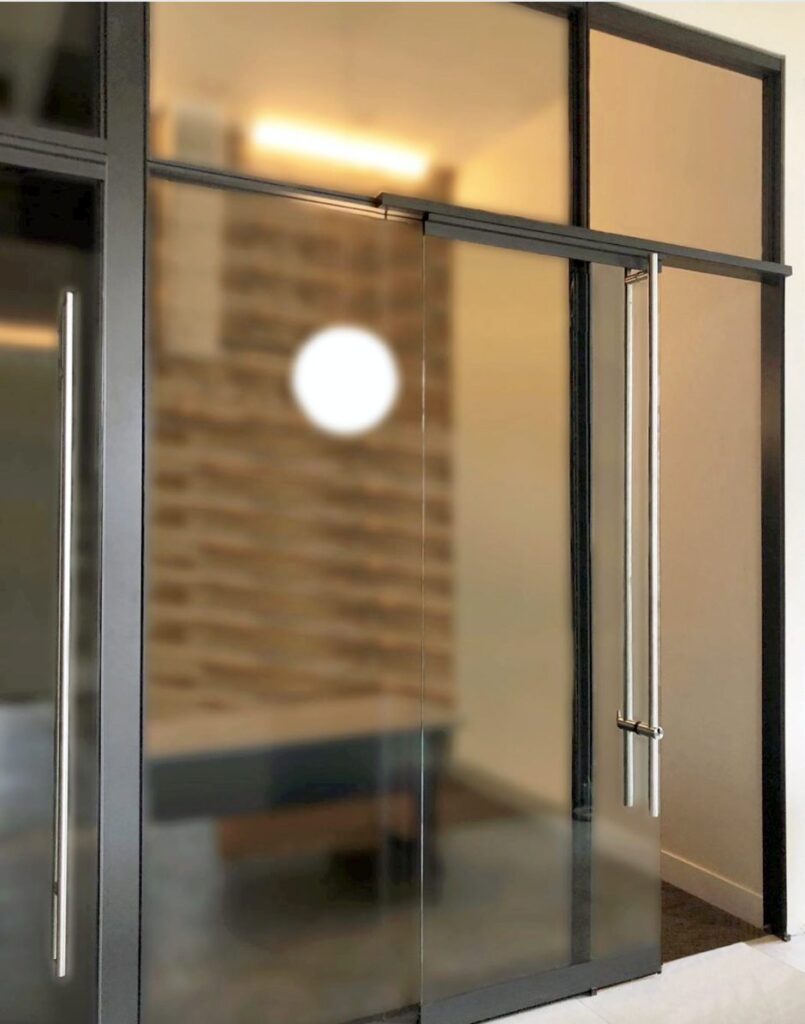 ADA-compliant top-locking ladder pull in silver