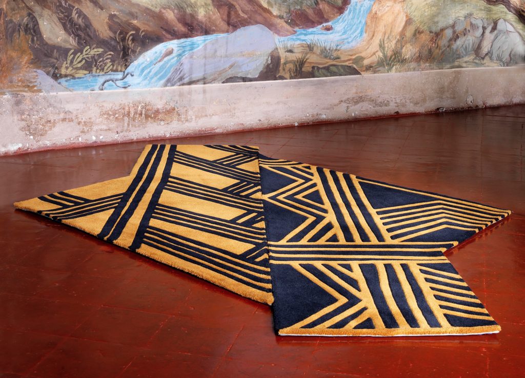 Kyrin and Urihi in black/gold on floor inside