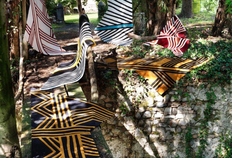 Siamo Tutti Uno several rugs outdoors