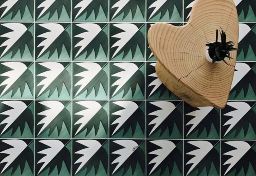 Blu Ponti in green with wood planter