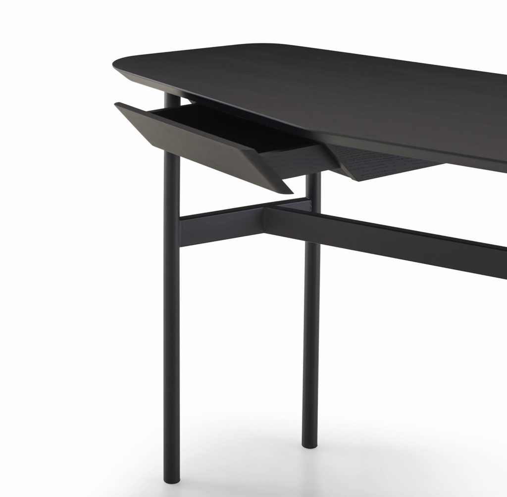 Briord desk detail