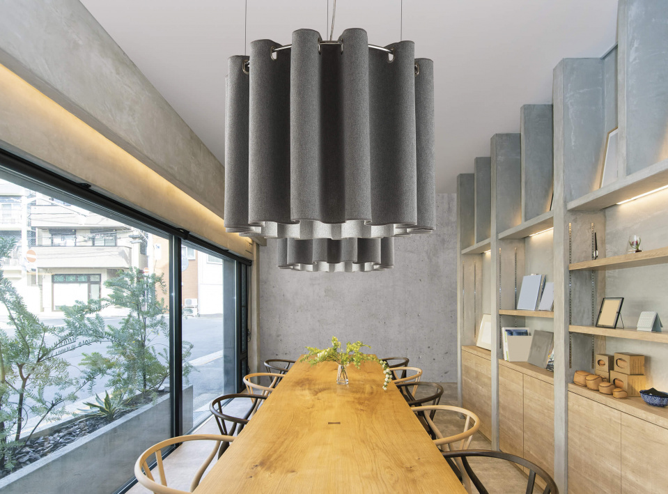 Clasp Ring gray abouve table