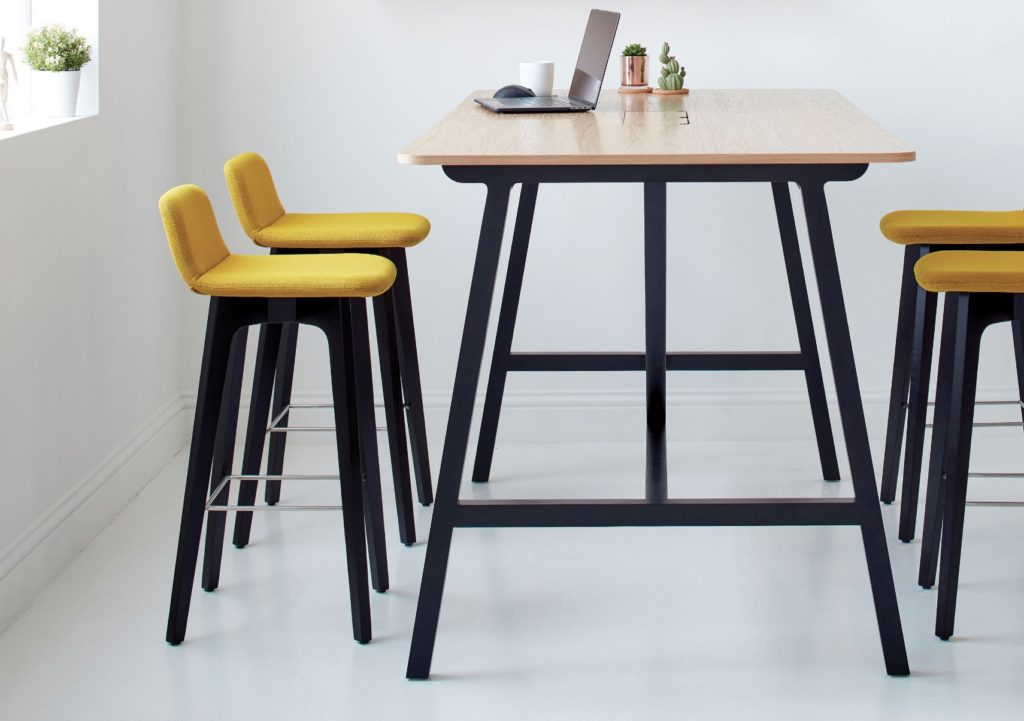 Agent table high table with high stools