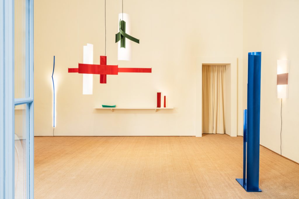 Fold pendants in red and green and floor lamp in blue and wall lamp in brown