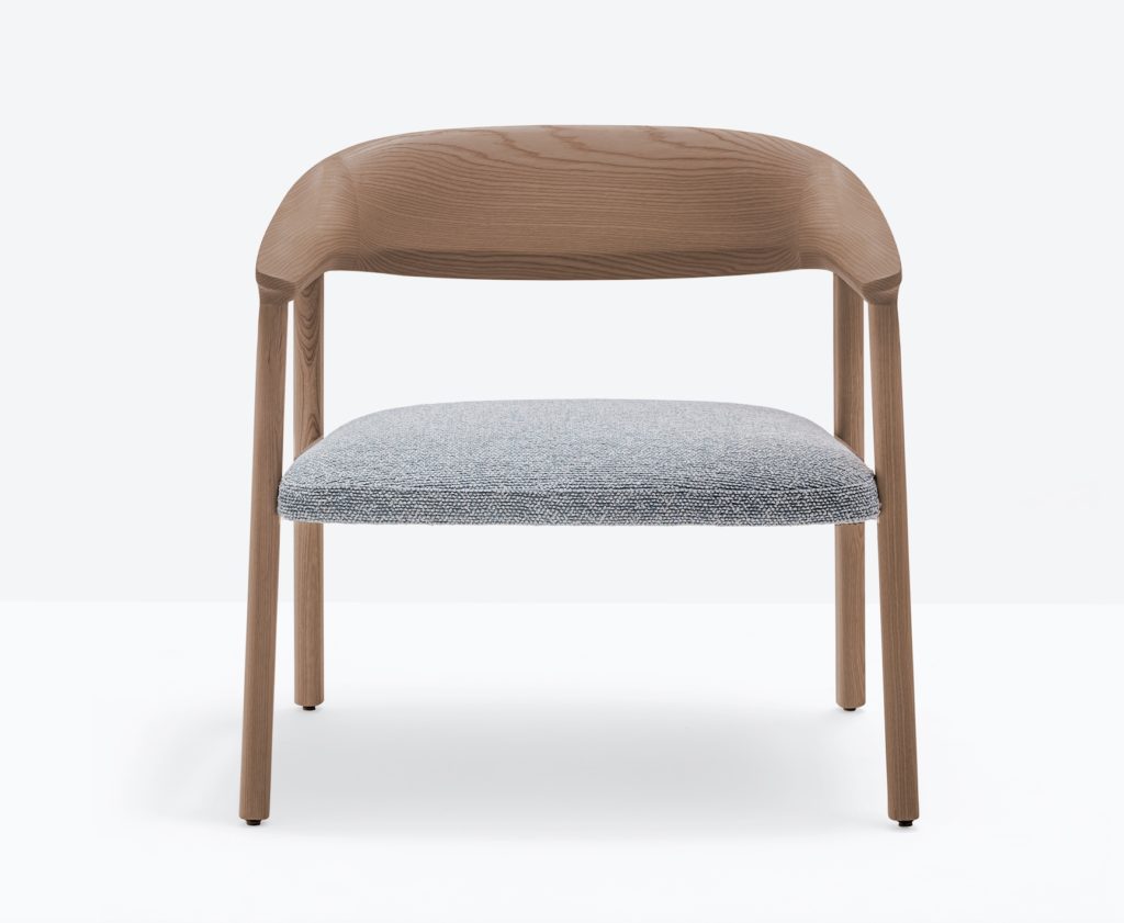 Héra lounge chair view from front