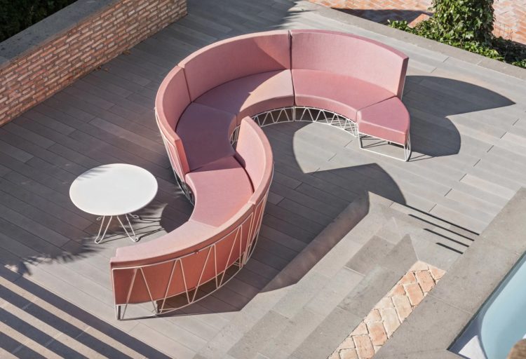 Lagarto sofa with curvaceous profile inpink
