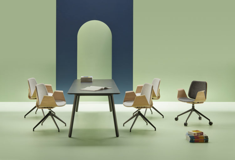 Klasik with ams in green room many chairs around table