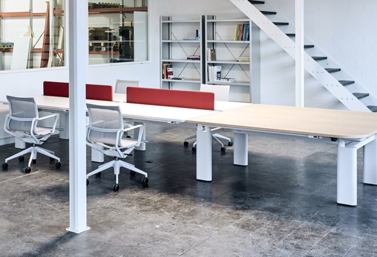 Shibuleru Pier with double workstation and attached long table