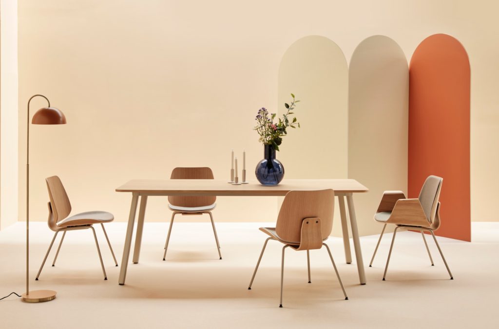 Klasik chair in oak around nice wooden table, one with arms and three without 