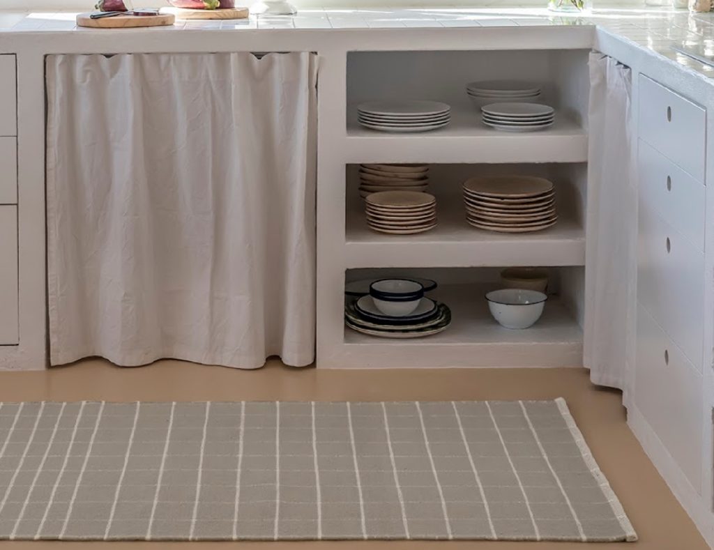 Tiles rug gray with white lines on kitchen floor