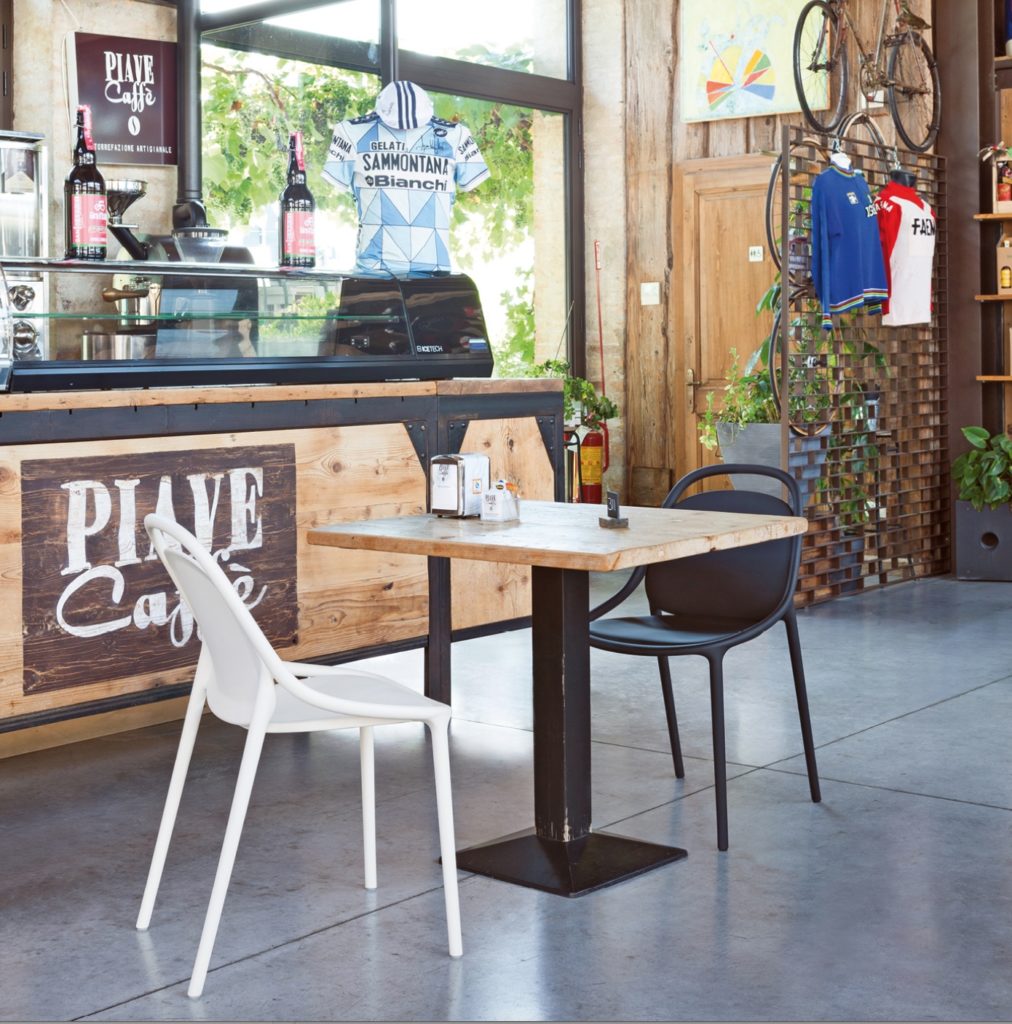 Quittlet two chairs in white and black in a coffee shop 