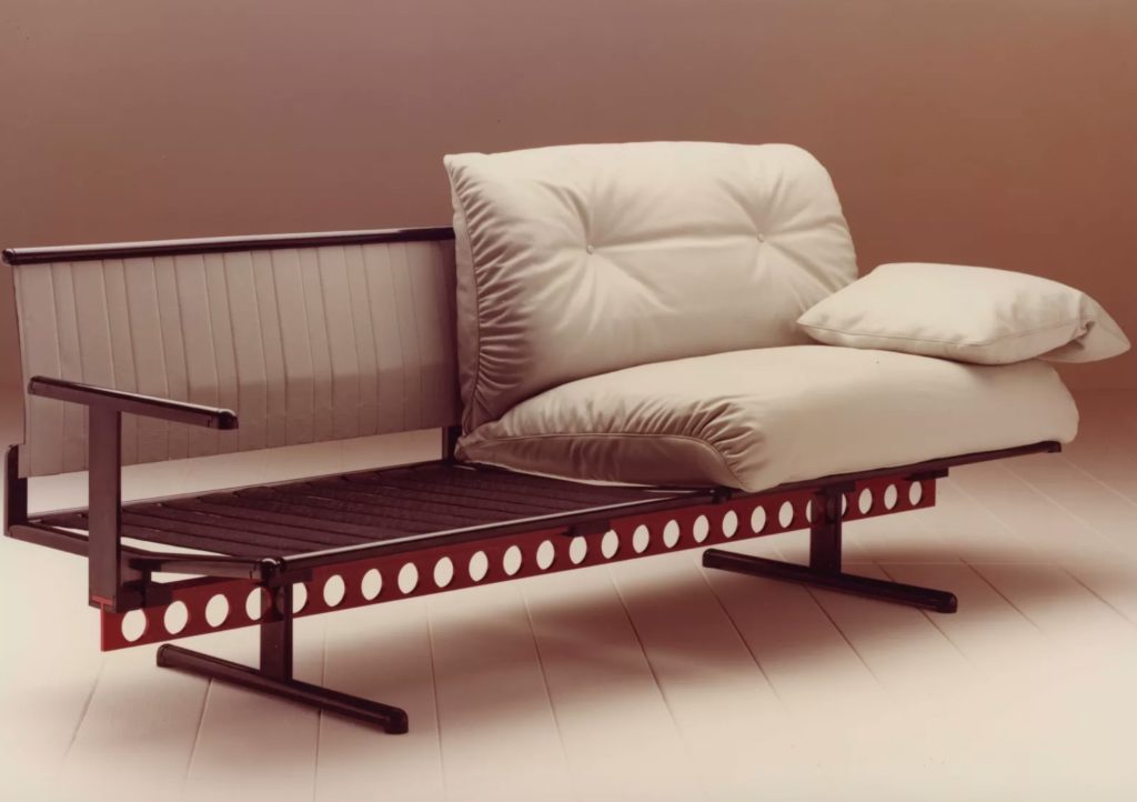 Oeuverture with white cushion on half