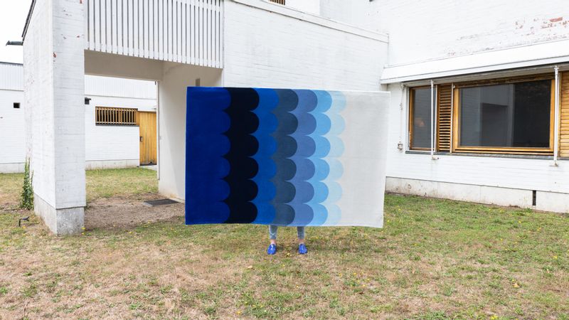 Plouf rug with circular shapes in a variety of blue shades