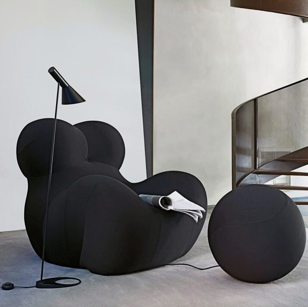 Serie Up in black in living room