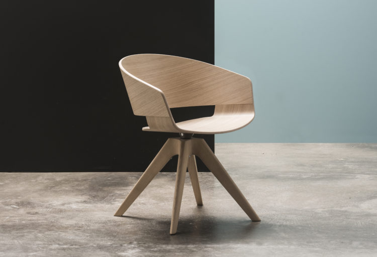 Ronda in wood with four-star swivel base