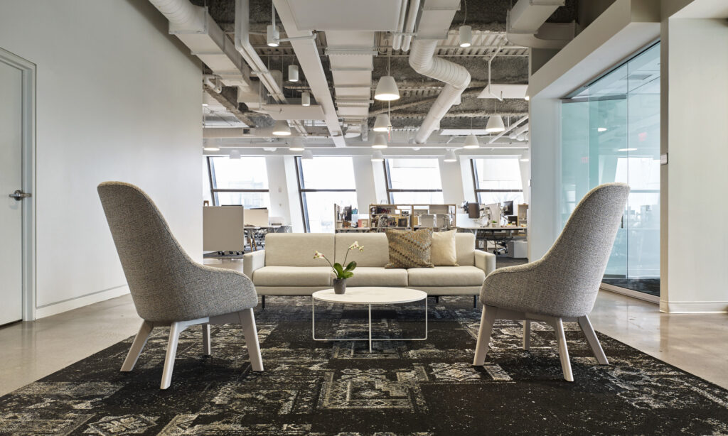 Martini Lounge in light gray with wood legs