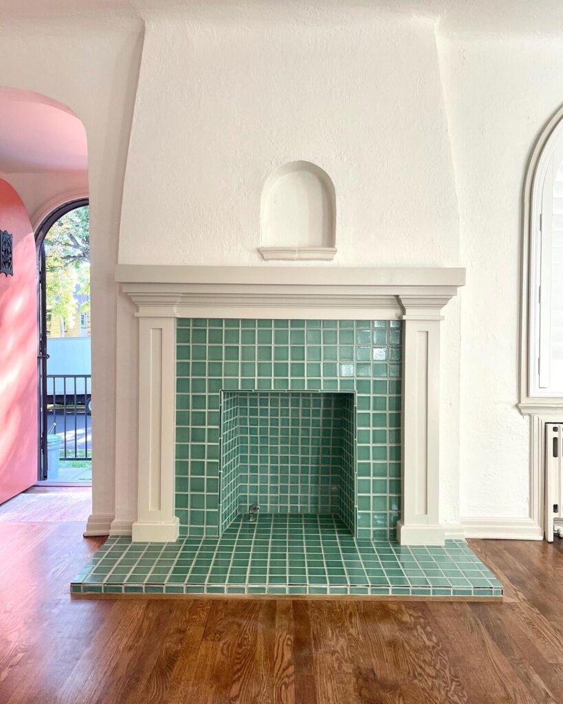 Amalfi tile with a Mediterranean look in turqoise blue color built in to white stucco wall