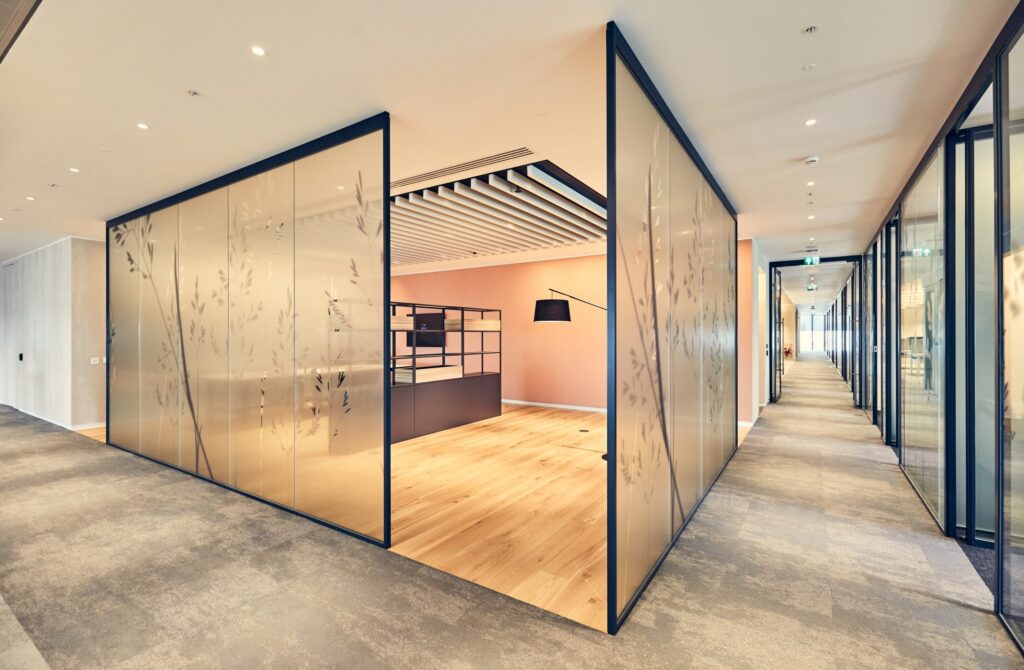 Puroptima 117 Plus wall with translucent appearance and floral design