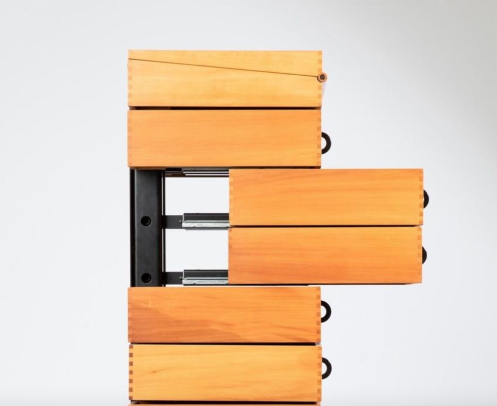 Side view in natural wood