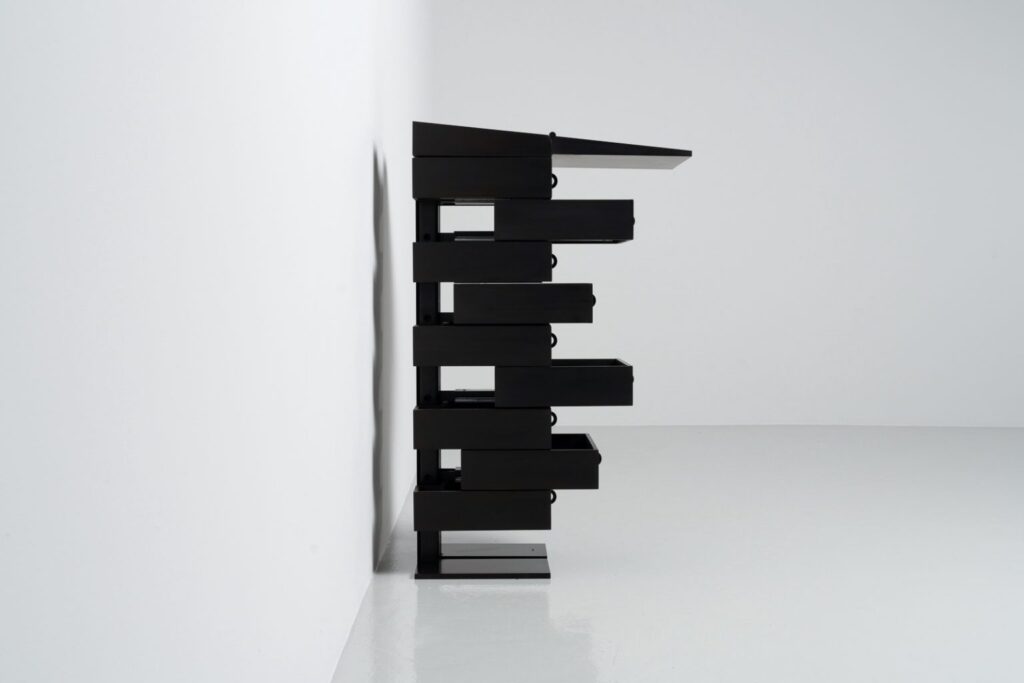Robot in black, side view with four drawers open in synchronized pattern