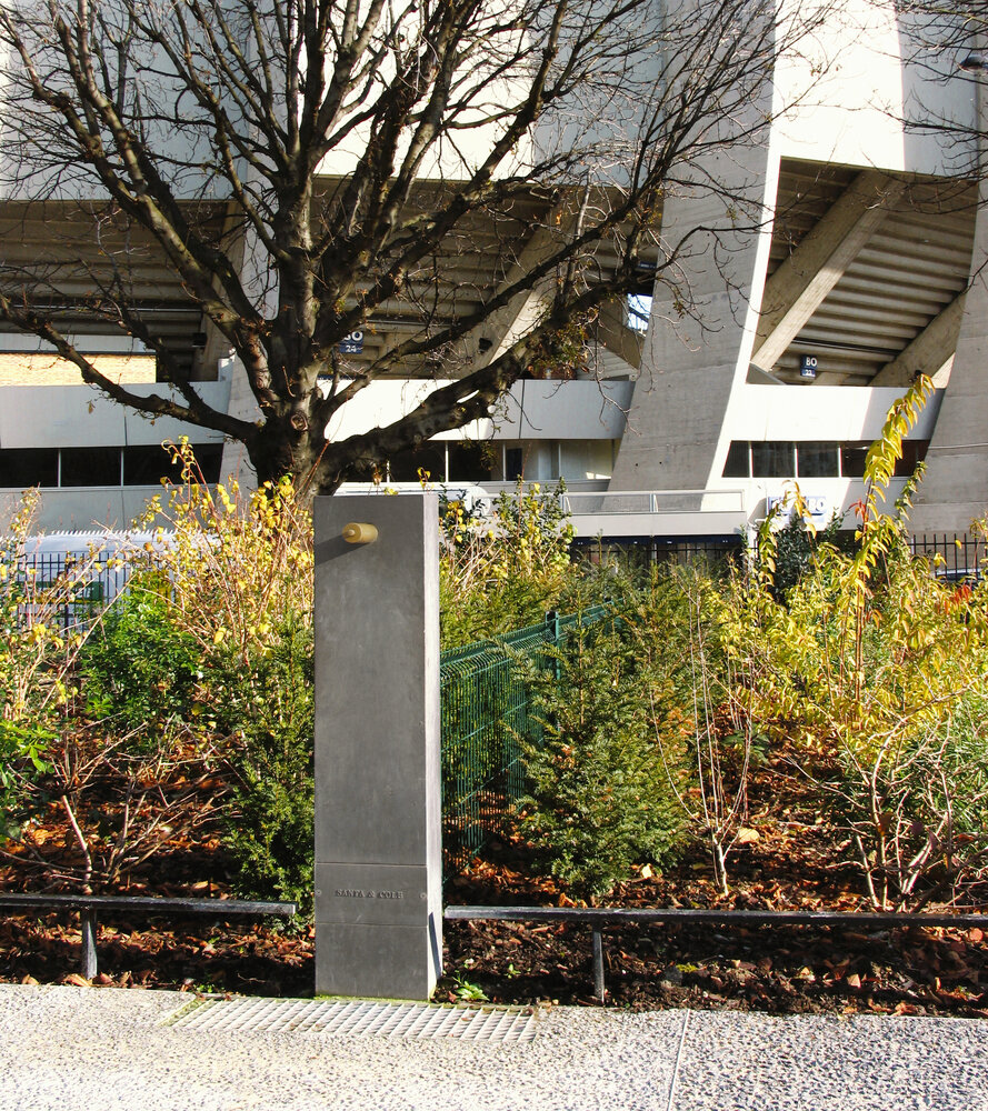 Caudal water fountain in park-like setting outside office building