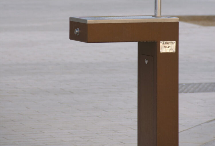Atlántida water fountain on urban walkway