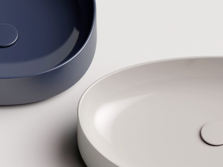 Drop washbasin close-in view in navy and Fonte washbasin in white