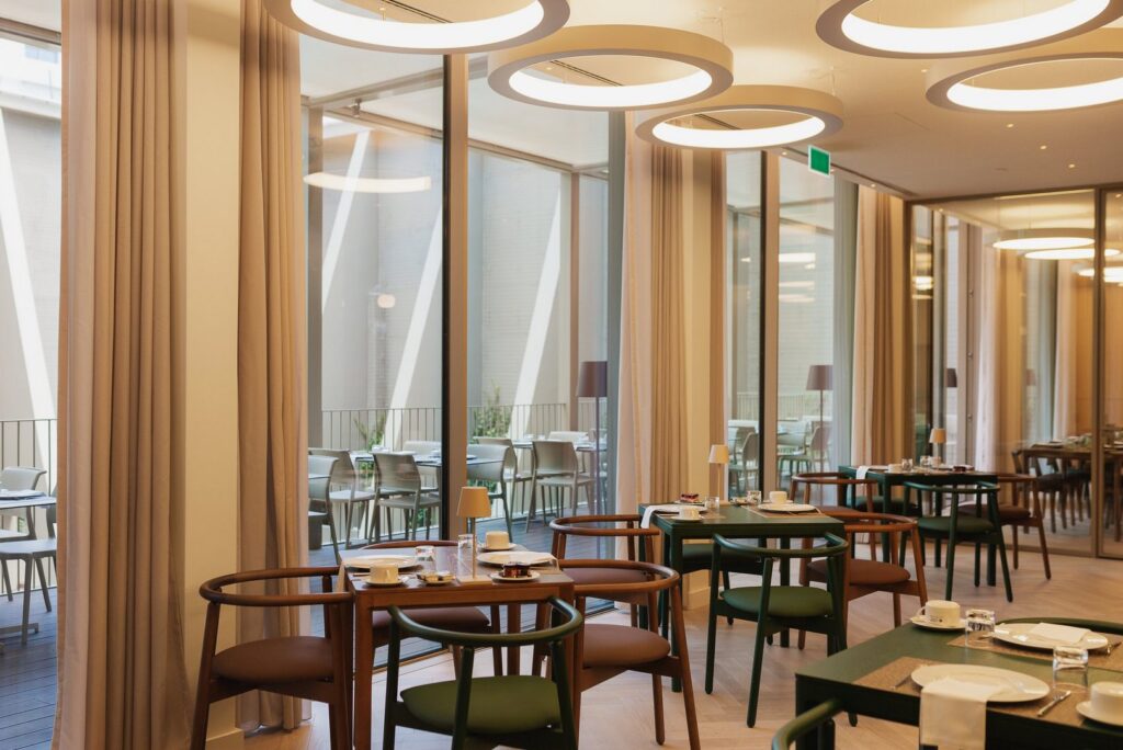 Aranha in café, several chairs